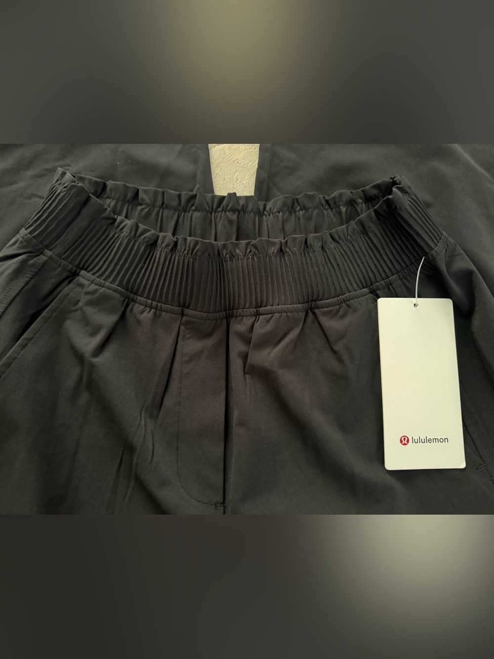 NWT Lululemon Stretch Woven Ruffle-Waist
Wide-Leg Crop Black Sz S
